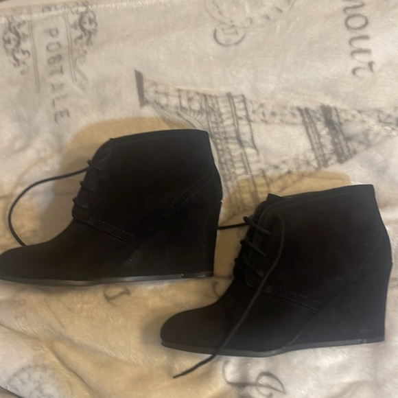 Women’s size 8.5 black suede short wedge boots - Picture 2 of 4
